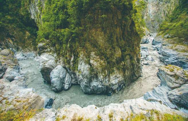 九曲洞步道来回步行30分钟，除了可见峡谷侵蚀地形，步道中也保留早年中横公路修建时原始的工法与痕迹。（图/花莲趣提供）