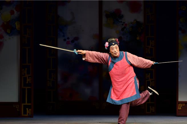 京劇名角李寶春難得飾演《紅樓夢》中的劉姥姥，今天首次在彩排舞台上亮相，吸引所有媒體與前後台工作人員好奇的目光。（辜公亮文教基金會提供／李欣恬台北傳真）