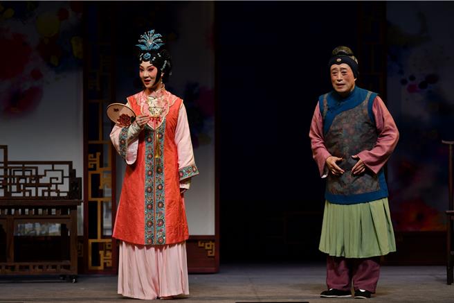 京劇名角李寶春難得飾演《紅樓夢》中的劉姥姥，並和京劇新生代演員孔玥慈所飾演的王熙鳳同台飆戲。（辜公亮文教基金會提供／李欣恬台北傳真）