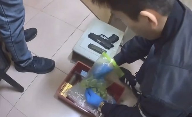 警方在嫌犯住处起获改造手枪。（警方提供）