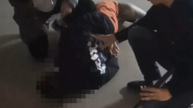 警方在住处附近埋伏，见到廖嫌，立即上前上铐逮捕。（警方提供）