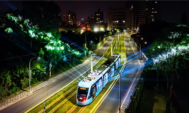為慶祝新北捷運通車營運五周年，新北捷運公司推出升級版光影列車秀「光之所向–光曜暗坑」，將在12月16、17日於安坑輕軌登場。（新北市捷運公司提供／劉瑋晴新北傳真）