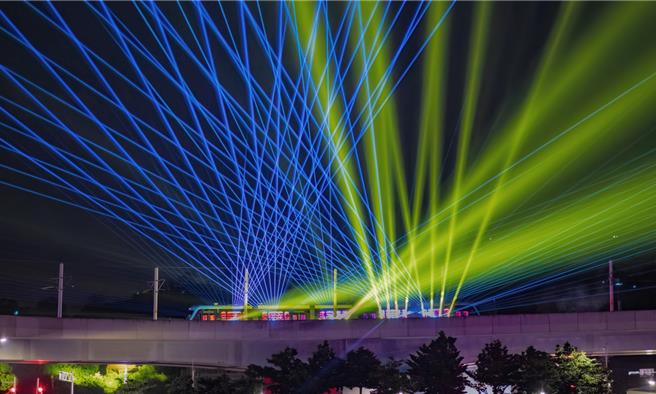 新北捷運公司表示，本次「光之所向- 光曜暗坑」將於安坑輕軌機廠出發往K09十四張站方向行駛，全程不載客亦不停靠車站，將以6首歌曲及6段音樂故事呈現。（新北市捷運公司提供／劉瑋晴新北傳真）