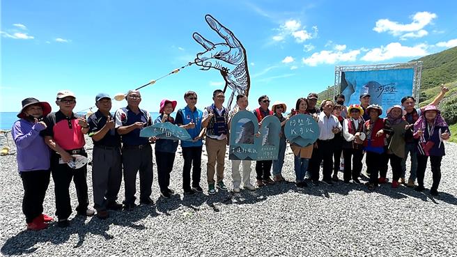 阿塱壹古道台东端每日仅80名配额，南田社区发展协会开发免申请的「阿塱壹微古道」游程，搭配导览解说及体验活动，创下每月8000人次造访。（萧嘉蕙摄）