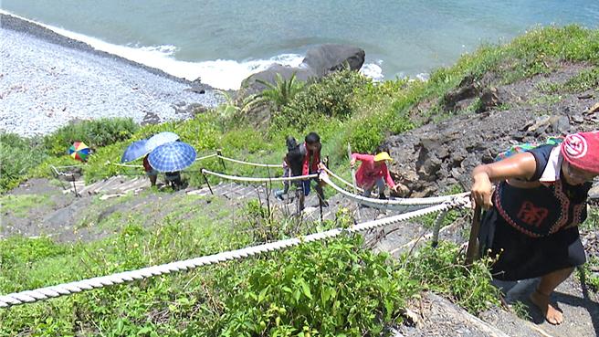 阿塱壹微古道游程全长约900公尺，沿途可见天然海岸、砾石海滩及椰子蟹等珍稀动物。（萧嘉蕙摄）