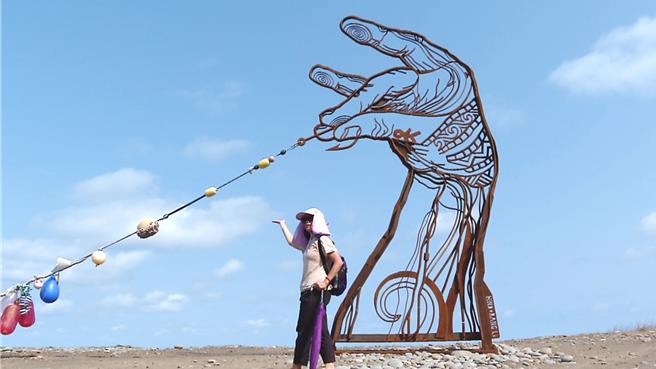 台东县政府针对阿塱壹古道台东端前600公尺进行完整的路径改善，并于入口处设置「巨手」装置艺术。（萧嘉蕙摄）