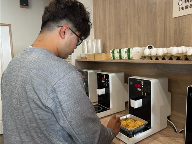 近日韩国「无人拉麵店」风潮吹进台湾，中部首家24小时无人拉麵店「韩金汤匙」进驻台中东海别墅商圈，7日开幕，成为学生宵夜新选择。（潘虹恩摄）