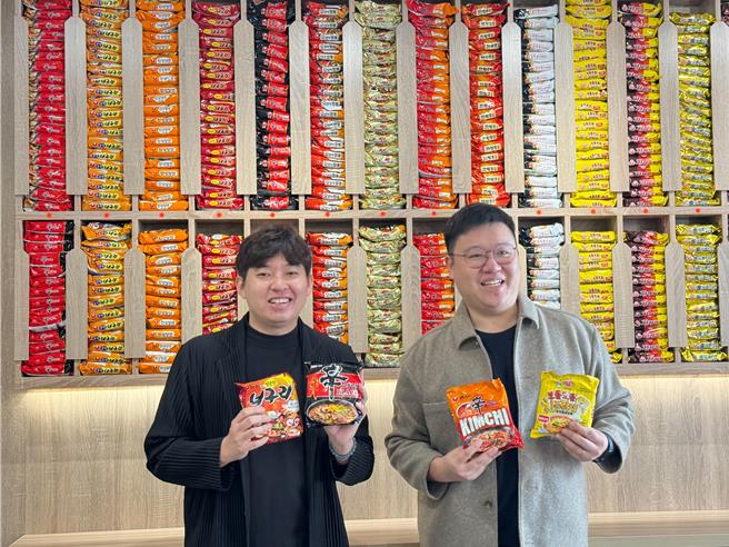 近日韩国「无人拉麵店」风潮吹进台湾，中部首家24小时无人拉麵店「韩金汤匙」进驻台中东海别墅商圈，7日开幕，提供超过20种韩国境内版拉麵、无限量供应韩式配料。（潘虹恩摄）