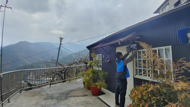 東勢戶政所透過「親門踏戶」策略，派員逐戶調查點位及張貼門牌。(台中市府提供)