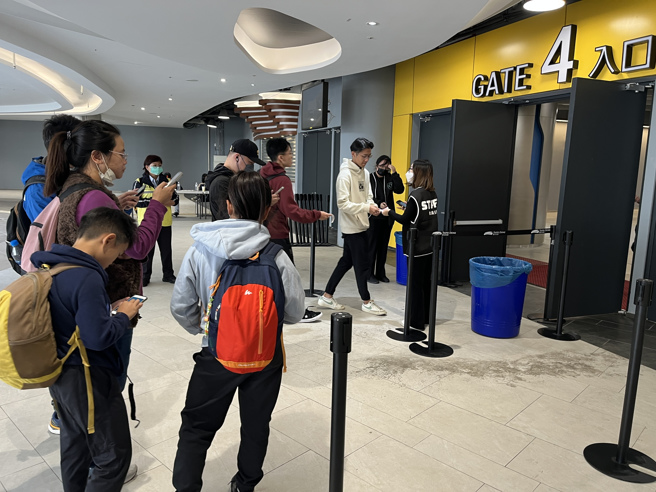 大巨蛋6日日菲大战后，有民眾在网路上表示受困于逃生梯内长达20分钟，且内部充满浓浓菸味。对此台北市长蒋万安允诺，会责成远雄尽速改善标示指引，并加强禁菸管制；远雄则回应，已立即全面清查，并针对未开放的工区及逃生梯以标示阻隔，也会针对违规吸菸加强巡检与管理。（示意图／中央社）