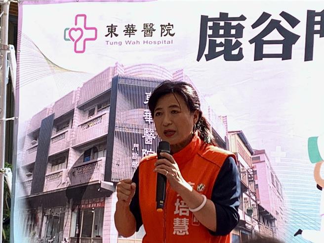民进党南投二选区立委蔡培慧细数自己为鹿谷争取中央补助经费设立牙医门诊部、东华医院门诊部的努力，争取乡亲认同。（曾雪蒨摄）