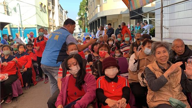 游颢把握机会紧握鹿谷乡亲的手争取支持。（曾雪蒨摄）