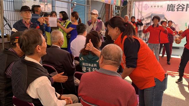 蔡培慧跟鹿谷乡亲搏感情希望争取继续支持连任。（曾雪蒨摄）