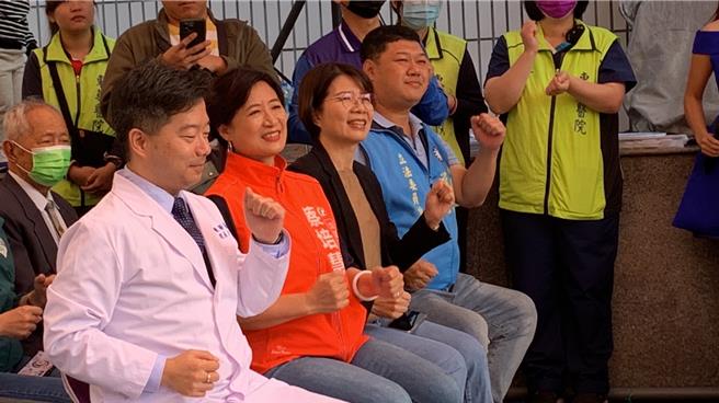 南投二选区立委蔡培慧(前排左二)争取连任，与同选区国民党立委参选人游颢(前排右一)受邀同场活动两人却无互动。（曾雪蒨摄）