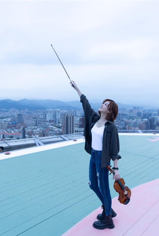 林逸欣在33樓停機坪拍攝〈灰色彩虹〉MV。（鑫羽工作室提供）