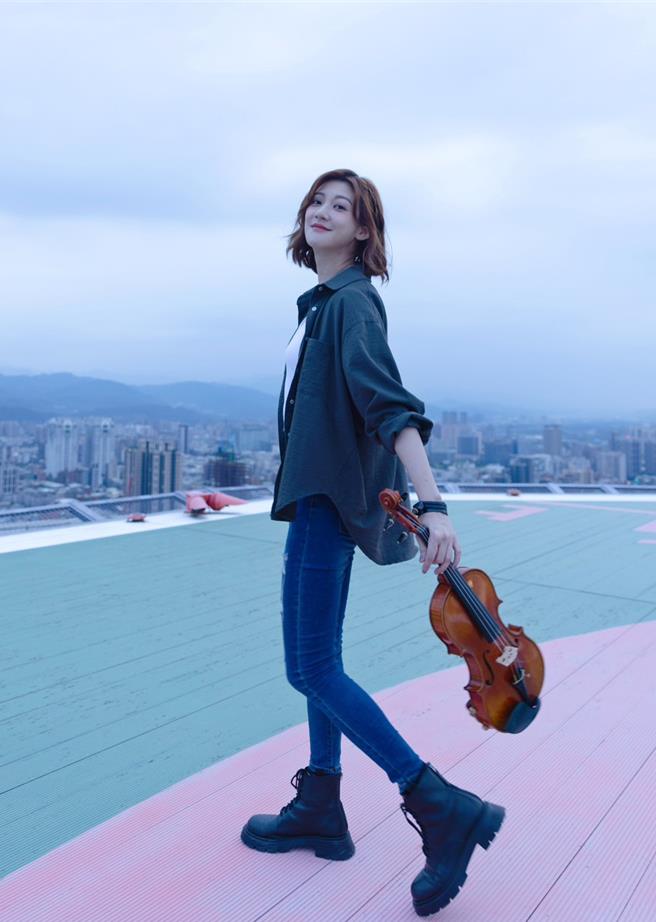 林逸欣在33樓停機坪拍攝〈灰色彩虹〉MV。（鑫羽工作室提供）