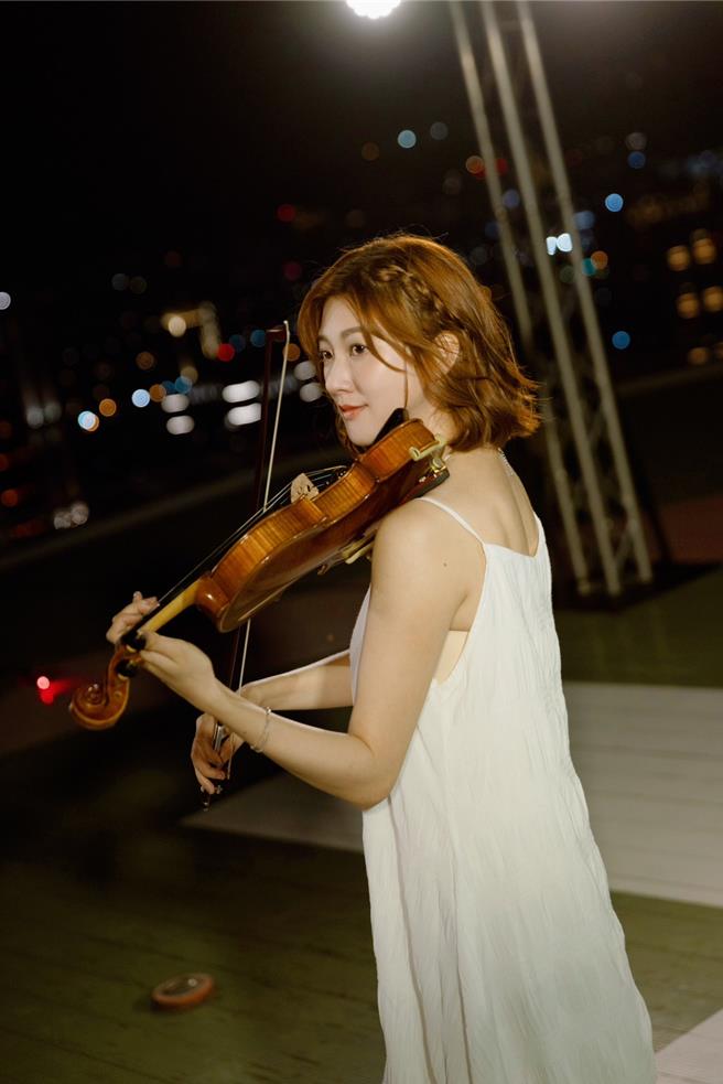 林逸欣拍攝〈灰色彩虹〉MV。（鑫羽工作室提供）