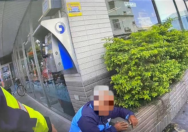 台中70岁李姓男子日前中午外出到大肚区游园路1处便利商店购物，忽然感到身体不适，脸色苍白、呼吸困难，一屁股瘫坐在地上，幸经警消及时处置送医成功抢救。（民眾提供／潘虹恩台中传真）