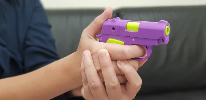 男持萝卜枪对路人击发。（图／警方提供）