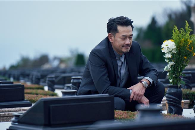 柯叔元在《美食无间》背负多年秘密再次现身，墓园祭拜老友，一秒掉泪飙超狂演技。（发起日影视提供）