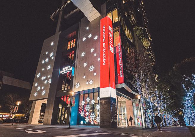 新光三越DIAMOND TOWERS白色石墙点缀雪花灯饰，光芒闪耀台北街头。（新光三越提供）