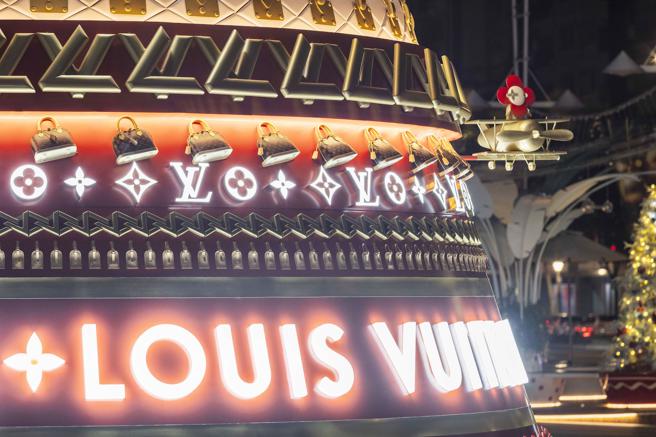 路易威登首座耶诞树装饰物达1180件。（SOGO提供）