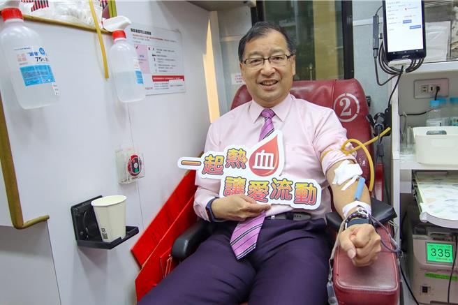 力丽观光董事长蔡宗易对公益活动一向不遗余力，每年举办的公益必挽袖捐血。(力丽观光提供)