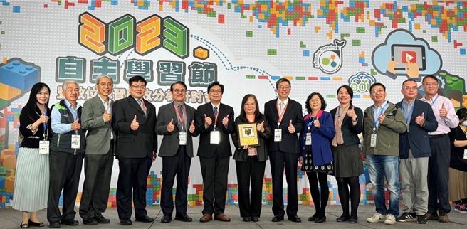 教育部「推動中小學數位學習精進方案」辦理推動數位學習績優徵選計畫，南投縣數位學習推動辦公室在全國22縣市的徵選評比中獲得全國第一名「特優獎」殊榮，教育處長王淑玲(中)代表領獎表示「這是數位翻轉偏鄉教育最佳證明」！（南投縣政府提供）