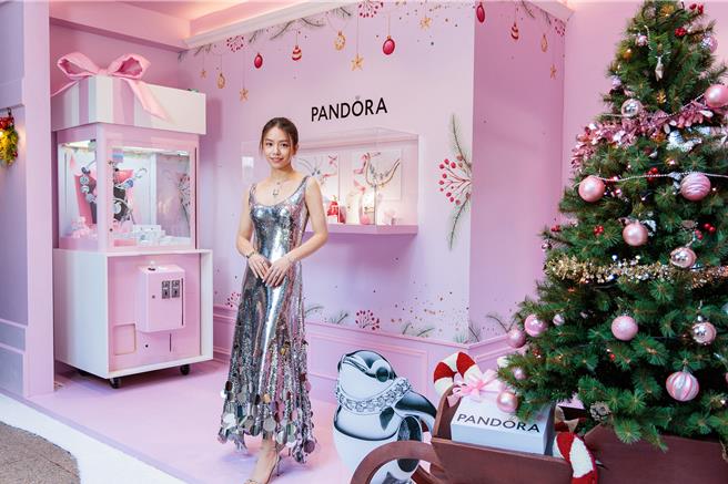 宋芸桦身穿银色亮片晚礼服，配戴 Pandora Moments 最新冬季系列，现身Pandora在信义A11前设置的梦幻礼品小屋。（Pandora提供） 
