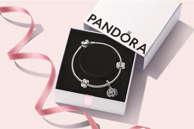 心形扣手链串饰固定扣套组 ，5980元 ，原价7920。（Pandora提供）