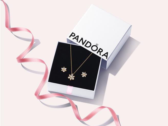 镀14k金璀璨浮游花项链耳环套组，8580元，原价1万2360元。（Pandora提供） 