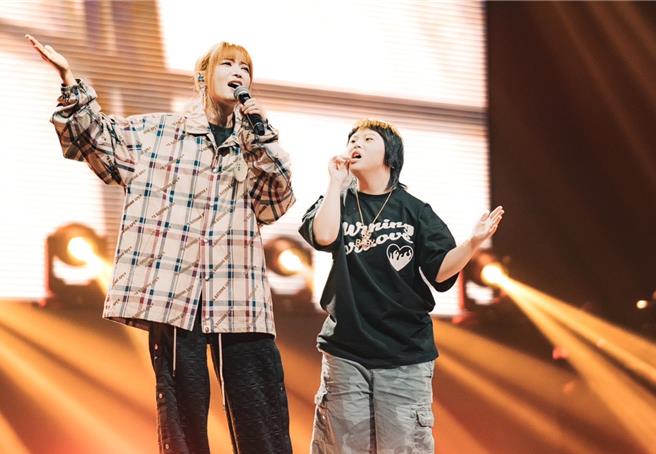 黄美珍（左）日前飞往新加坡参加公益演唱会。（Unleash Your Light提供）