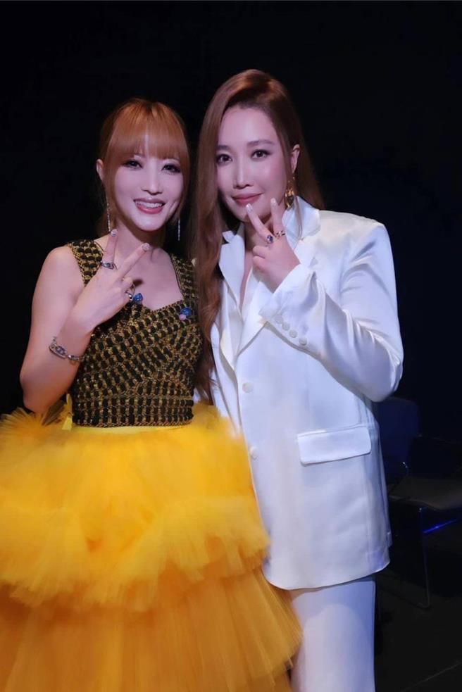 黄美珍（左）与A-Lin同台演出。（Unleash Your Light提供）