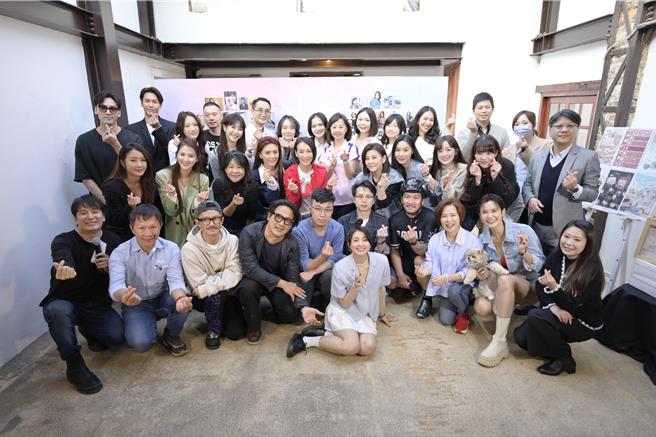 张本渝（粉衣者）出席慈善公益活动。（万海慈善提供）