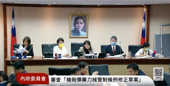 立法院内政委员会今初审通过《枪炮弹药刀械管制条例》部分条文修正草案，持制式枪炮在公共场所或朝公共场所射击，处7年以上徒刑、併科新台币1500万元以下罚金，并将自首后「必减刑」改为「得减刑」。（翻摄自立法院内政委员会直播）