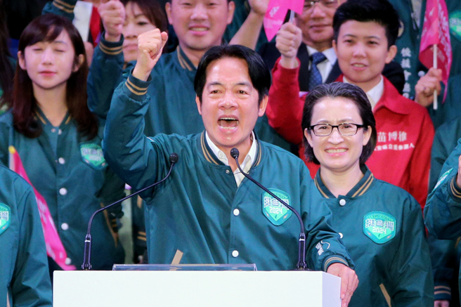 賴清德(中)無視外界對違建的質疑聲浪，挨轟本土權貴、執政傲慢。右為副手蕭美琴。（示意圖／資料照／黃世麒攝）