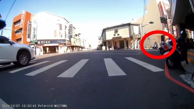 休旅车疑似走错路，居然在路口倒车逆向停在车道上待转，被远方的警方发现。（翻摄爆料公社）