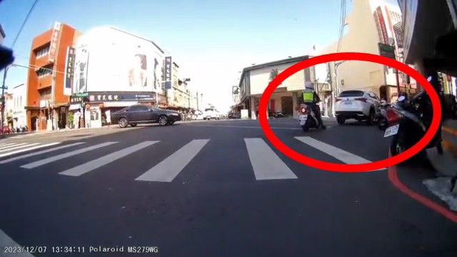 白色休旅车被巡逻警员拦下到一旁。（翻摄爆料公社）