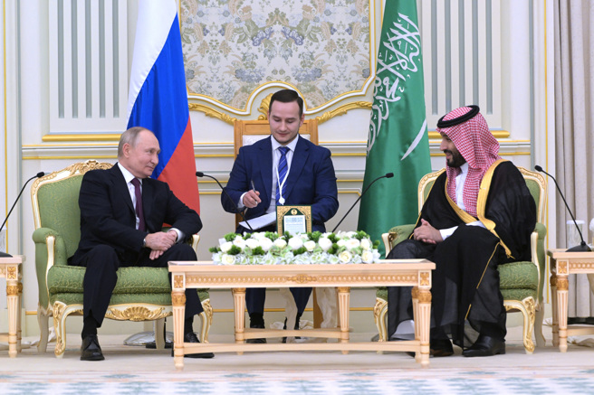2023年12月6日，俄羅斯總統普丁和沙烏地阿拉伯王儲沙爾曼於利雅德會晤。（路透社）