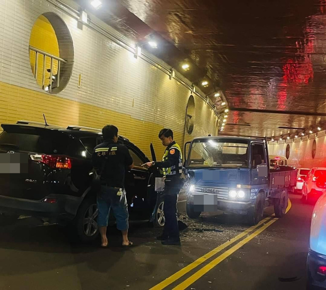桃園中壢區龍岡地下道，7日下午18時許多，一輛黑色休旅車逆向行駛，與對向一輛貨車對撞。（翻攝臉書社團「內壢大小事  」）