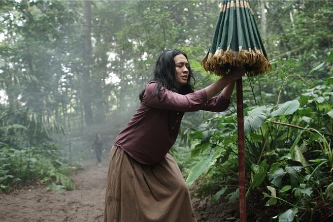 在电影《尸禁》中，协助解降头的女佣试图找寻挣开束缚的中邪女孩。（威视电影提供）