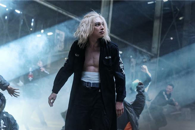 吉澤亮飾演的麥奇，是幫派首領也是最強的存在。（華映提供）