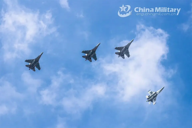 中共軍方官網刊出殲-17掛載疑似霹靂-17超視距遠程導彈進行訓練飛行圖片。（圖／中國軍網）