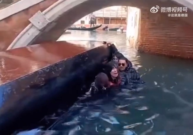 有旅客未听从指示，继续在船上乱动四处拍照，结果导致小船失去平衡翻覆，包括船夫在内的船上所有人通通落水。（翻摄微博）