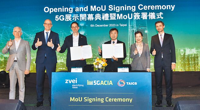 5G展示开幕暨MoU签署仪式6日举行，台湾资通产业标准协会理事长徐爵民（右三）及5G-ACIA执行长Dr.Wolfag Weber（左三）签约，经济部长王美花（右二）、5G-ACIA主席Dr.Andreas Mueller（左二）、5G-ACIA副主席D.r Afif Osseiran（左一）及欧洲经贸办事处处长高哲夫（右一）出席见证。图／顏谦隆