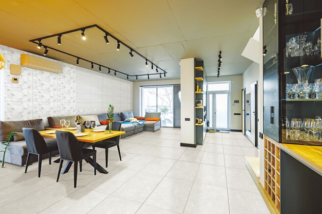 白马磁砖「云泉石系列」以轻浅沉稳的石纹肌理刻划出生活美学轨迹，大尺寸不仅放大了视觉感受，也放大空间自由度。图／白马提供