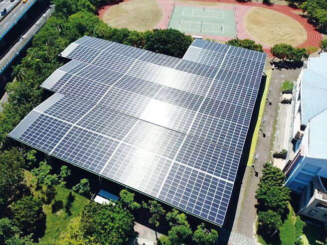 高雄市新莊高中的風雨球場裝設全新防水邊框太陽能模組。圖／同昱能源提供