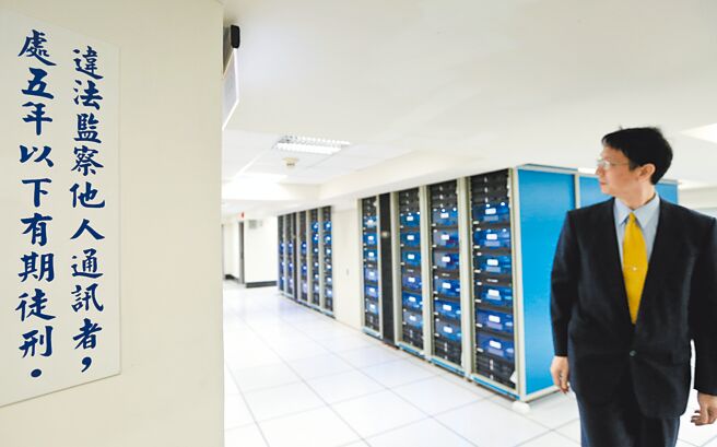 法务部调查局通讯监察处监听作业室外贴有斗大的「违法监听他人通讯者，处五年以下有期徒刑」标语，提醒局内同仁不得违法监听。（本报资料照片）