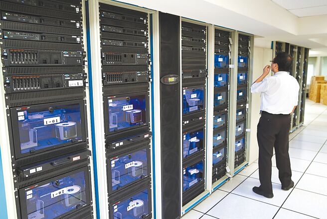 一份疑似情治及司法监听资料在网上引热议，图为法务部调查局通讯监察处监听作业室的监听光碟产出主机。（本报资料照片）