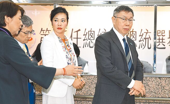 近期多项民调都显示，民眾党总统参选人柯文哲民调不断探底，距离胜选可能越来越遥远。图为2023年11月24日，民眾党总统参选人柯文哲（右）带领副总统参选人吴欣盈（中左）前往中选会登记为候选人，2人神情严肃。（本报资料照片）